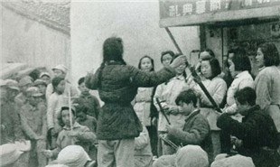 ����������Ժ�ڽ�ͷ�ݳ�