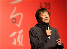 【刘震云】
郭宝亮丨《先锋姿态、批判精神、创新追求》;
贺嘉钰丨《一次出走,或一万次精神自赎——<一句顶一万句>读札》。