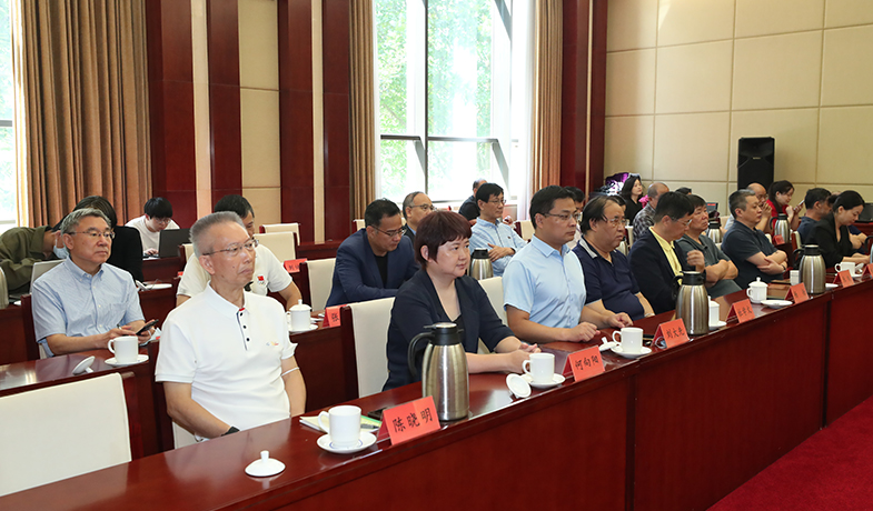 �ڰ˽�³Ѹ��ѧ����ί