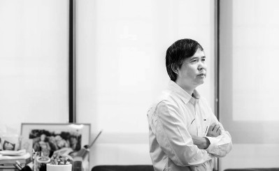 ���Ӣ���漮�㶫��ɽ��1955�����ڹ���������2022��ȥ����1982���ҵ�����빤������ѧԺ�����廪��ѧ����ѧԺ��װ������ϵ����У�ν̣�2005����뽨���廪��ѧ����ѧԺ��Ϣ�������ϵ�����趯�����רҵ�����С�����������ơ���ͯȤ��ʮ�Ľ������ȣ��Լ���������Ʒ������¥�ķ��ӡ�����˹�˾ˡ����Ŷ����ȡ�ͼƬ�������ṩ