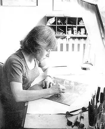 图为吉赛尔创作铜版画的情形。贝特朗在接受研究者访谈时,认同策兰受到吉赛尔的激发,同时指出这种激发不仅仅指来自作品的激发,“他看到她创作的场景,她的姿势、酸、腐蚀,所有这一切,像酸腐蚀铜版一样腐蚀着策兰的精神。”