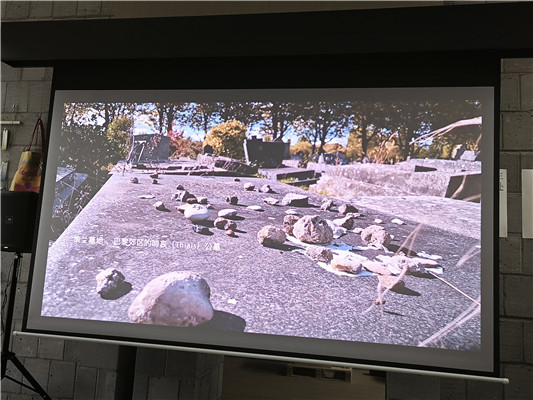 1970年4月19日到20日的夜里,策兰自投塞纳河。他的遗体直到5月1日才在下游被找到。如今,策兰与妻子吉赛尔一同葬在巴黎郊区的啼哀公墓,身边躺着他们早夭的长子佛朗索瓦,墓碑上摆满了祭奠者遗赠的小石头,这是犹太人的一个习俗,他们去拜祭死者时不放鲜花、蔬果一类易腐的东西,而会选择坚固持久的石头。