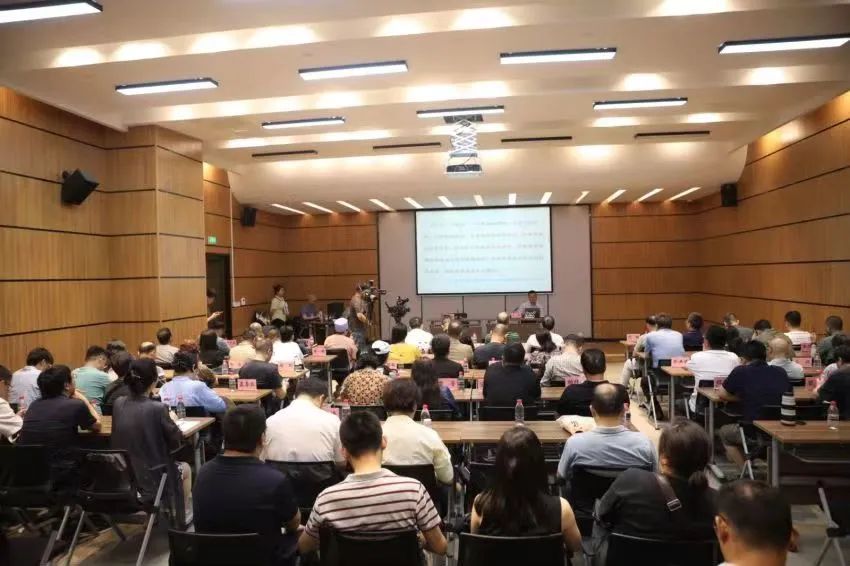 作家们在孔子博物馆听讲座