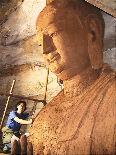 史延春在云冈石窟第十号窟佛造像复原现场。 受访者供图