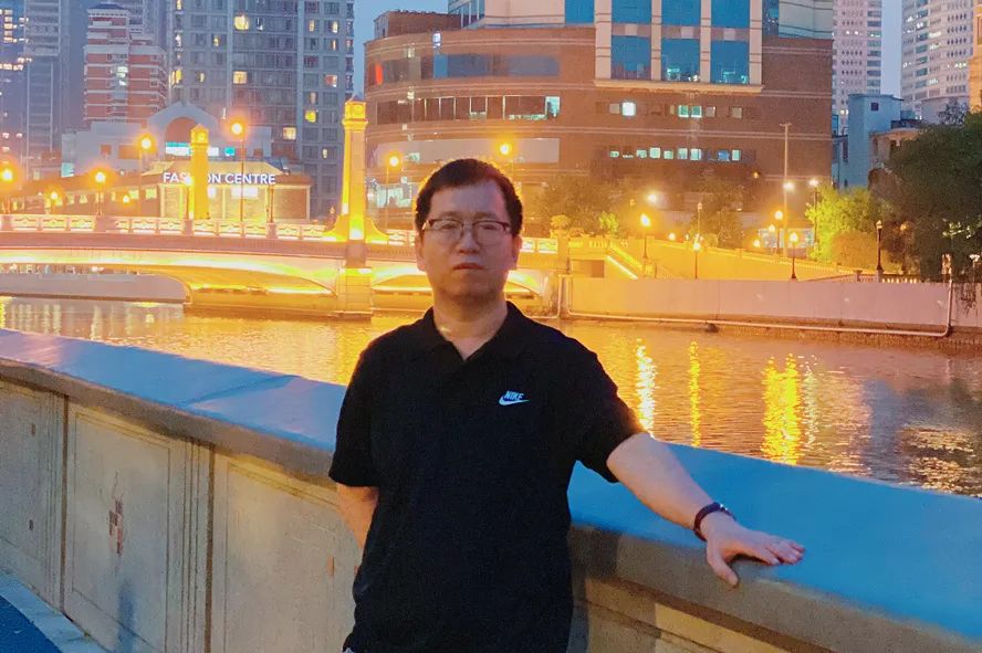 张象:一九八四年生于山西,本名张伟,鲁迅文学院第四十二届高研班学员,山西文学院第七届签约作家。曾在《青年文学》《上海文学》《山西文学》《西湖》等刊发表小说,出版有《一混五六年》《你高兴就好》等作品。有小说入选高中语文试卷。