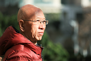 获奖作品:《雪山大地》
作者:杨志军
获奖感言
我喜欢一边审视自己一边走路,因为审视会让自己变得清醒,变得谦虚——说真的,在文学面前,在许许多多前辈和同辈作家诗人成绩斐然的创作面前,任何一个写作者都没有骄傲的资格,更何况是常常不满意自己的我呢。我一贯的做法是,在勇于否定自己、纠正自己的过程中,丰富自己,强调自己,所以每每都有从零开始的感觉。