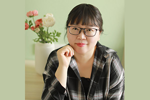 获奖作品:《宝水》
作者:乔叶
获奖感言
我一直认为,作家的写作必然在时代中。无论多么个人化的写作,也是这个时代的个人化写作。作家的写作必然会和时代场景时代情绪有关联。作家和时代,就是浪花和大海,庄稼和土地的关系。弱水三千,取一瓢饮,这一瓢水里也是时代的成分。在这个大时代里,我很幸运地取到了属于自己的《宝水》……