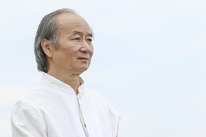 获奖作品:《本巴》
作者:刘亮程
获奖感言
我希望我的小说《本巴》也能够让更多的人关注《江格尔》,关注中国的史诗。文学对土地的回馈一如江格尔史诗中让“人人活在25岁青春”,土地上的一往无前和生老病死,被文学挽留和保存,那些只活过一世的人们,在文学中永久地活着。文学以虚构之力,护爱着这个世界的真实。