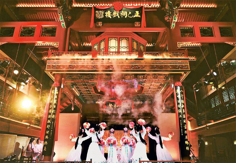 正乙祠戏楼里,昆曲《牡丹亭》经典名段正在上演。 正乙祠戏楼供图