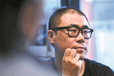 ʯһ�㣬1979�����ڱ�����1998�꿼�뱱����ѧ����ϵ����ѧ˶ʿ�����г�ƪС˵��Ư����������㡷�����ǹ����������ʷ���������������ȣ�С˵�����������޳½𷼡����ر���ս�����ȡ�����³Ѹ��ѧ����������ѧ����ʮ����ѧ�����ٻ���ѧ������С˵ѡ������Ƚ�����ƪС˵���ȣ���Ʒ��ѡ��ȡ��й����顱���й�С˵ѧ����Ⱥ�С˵�񵥵ȡ�