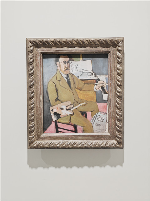 马蒂斯油画自画像。这幅自画像反映了马蒂斯当时的心境。他手拿画笔和调色盘,调色盘上有一块明显的黑色颜料。他的旅行箱放在画架下面,似乎暗示着旅行的状态。这位初到尼斯的艺术家脸上严肃的神情透露出一丝不确定性。马蒂斯借助尼斯旅馆房中衣柜镜子的反射来创作肖像,因此画中的他是左撇子,实际上他惯用右手,或许这也是他发现自己另一面的一种方式。