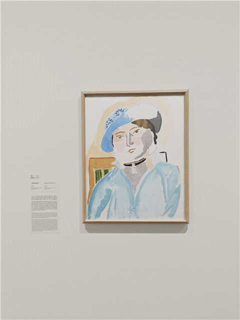 马蒂斯《戴皮帽的玛格丽特》。马蒂斯用蓝色、粉紫色和黄色渲染出玛格丽特轻盈的面容,画面中并置的色块周围没有任何线条勾勒,未着色的区域完全留白。这幅饱含情感的肖像,虽寥寥数笔却捕捉到了人物的神韵,因为他通过色彩构建的柔和氛围缓和了玛格丽特忧郁的神情。玛格丽特因童年接受呼吸道手术而留下了伤疤,不得不经常以配饰遮掩。凤凰彩票从这幅画作温柔的氛围中可以感受到父亲对女儿深沉的怜爱。