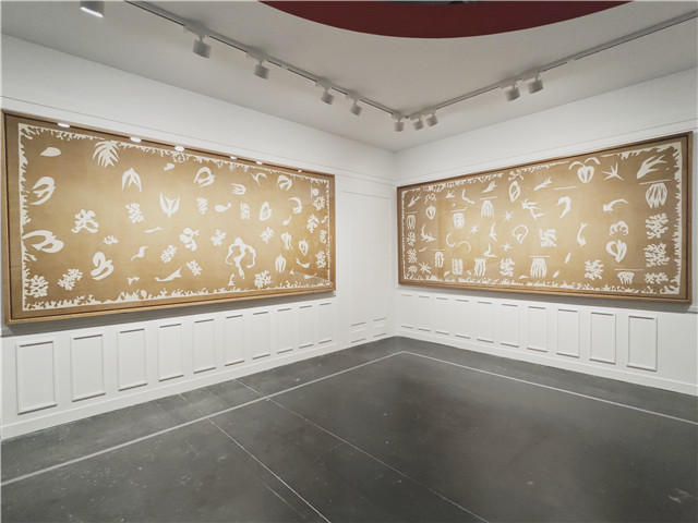 布面丝网印刷画《大洋洲,海洋》和《大洋洲,天空》。1946年,此时距马蒂斯的塔希提之旅已经过去15年之久。当他在位于巴黎的工作室里开始用大头针把飞鸟、游鱼和白色海草的剪纸钉在浅米色墙面上,深埋的记忆以异常生动的面貌复活了。随着马蒂斯不断调整剪纸的位置,塔希提之旅所获得的感官体验逐渐充盈了房间,最终化身为《大洋洲,天空》和《大洋洲,海洋》这组作品。