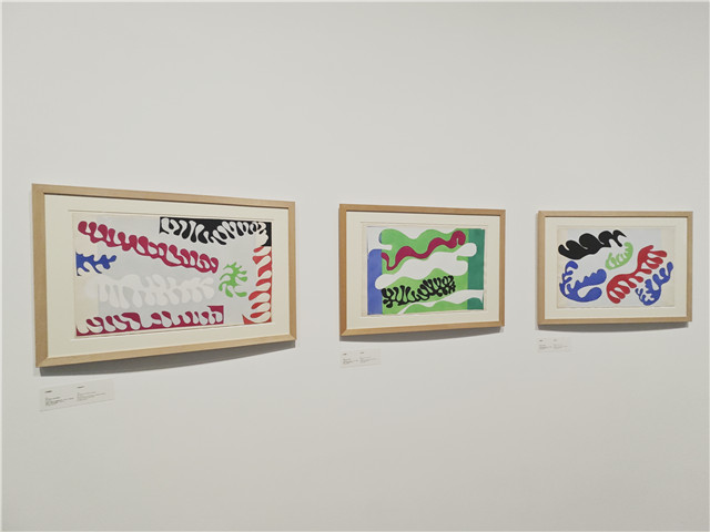 书中每一幅图版都有着大胆的配色,充满生命力与韵律感,马蒂斯将其称之为“色彩与节奏的即兴,它们来自于马戏团、民间故事以及我旅行记忆的结晶。”其中有三幅《潟湖》再现了塔希提之旅的美好记忆。这本书取名为“爵士”,是艺术家希望用爵士乐充满即兴和自由的实验精神来呼应自己的创作理念。