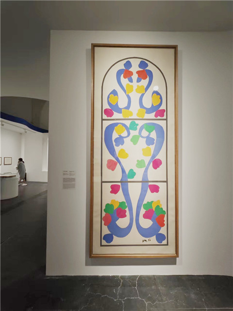 《葡萄树》彩绘玻璃草图。在马蒂斯看来,剪纸是为玻璃花窗设计草图的理想工具。对不透明水彩纸进行裁剪的过程,就像是切割玻璃一样,只不过光线不能穿透纸面,因此在绘制玻璃花窗的草图时,应该考虑光线的穿透效果。年过70岁的马蒂斯凭借对剪纸的热情和经验不断钻研,投入到全新材质的创作之中。他将长久以来在作品中探讨的空间概念以另一种媒介呈现,创造出一个真正的色彩空间,实现了空间维度上的拓展。