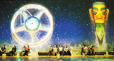 观众沉浸在三星堆的光影世界中。