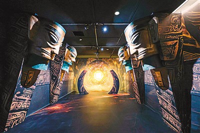 光影展仿制三星堆戴金面罩人头像,表现三星堆文化里的太阳崇拜。 中国对外文化集团供图