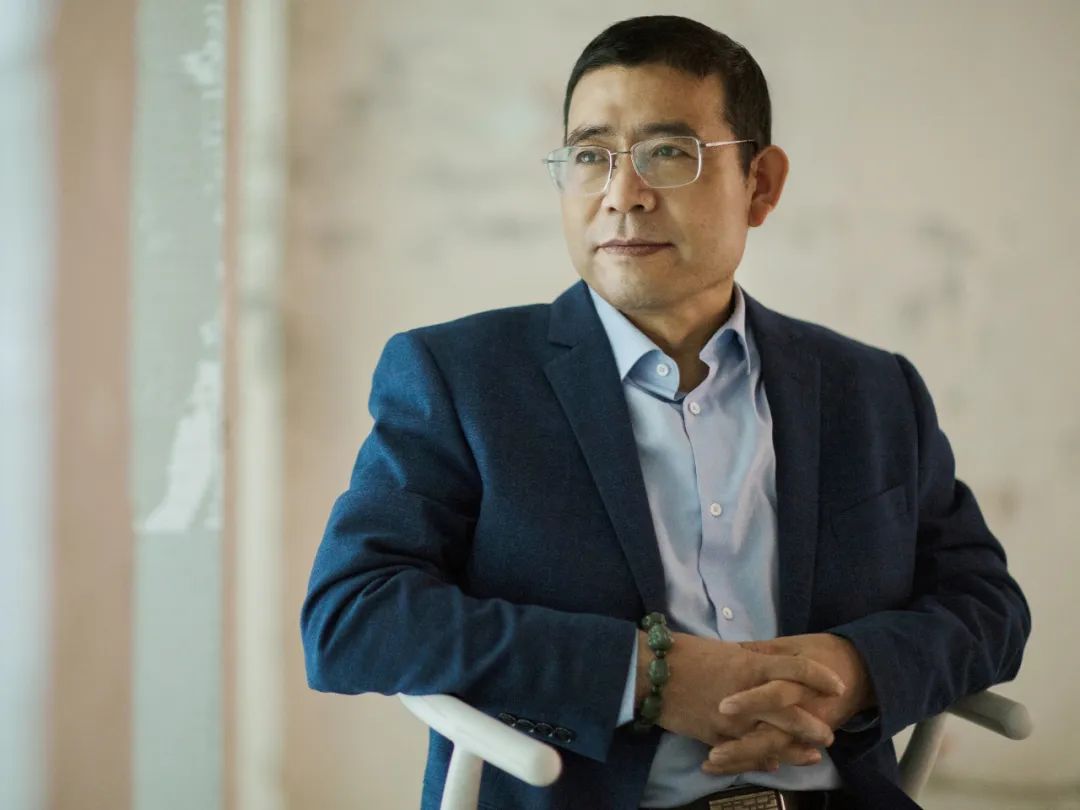 ��ѧ�ģ�����1967��9�£��ӱ�ʡ��Դ���ˣ���ҵ�ںӱ�ʦ����ѧ����ϵ����Ϊ��������Э��רҵ�������г�ƪС˵��ȼ�յĲ԰ס�������ĸ���������������5������ƪС˵�������ӵĸ�ͷ����������������17������ƪС˵��һ������������ʽ���������Ů�ˡ���������֬��������Ѩλ���ȶಿ��Ʒ����ΪӰ�Ӿ磻����³Ѹ��ѧ���������������һ���̡������й����齱��������ѧ����³������ѧ������С˵ѡ����ȫ������С˵������С˵�±����ٻ�������ʮ�¡���ѧ��������ɽ����ѧ����������ѧ���ȣ��־��Ͼ���