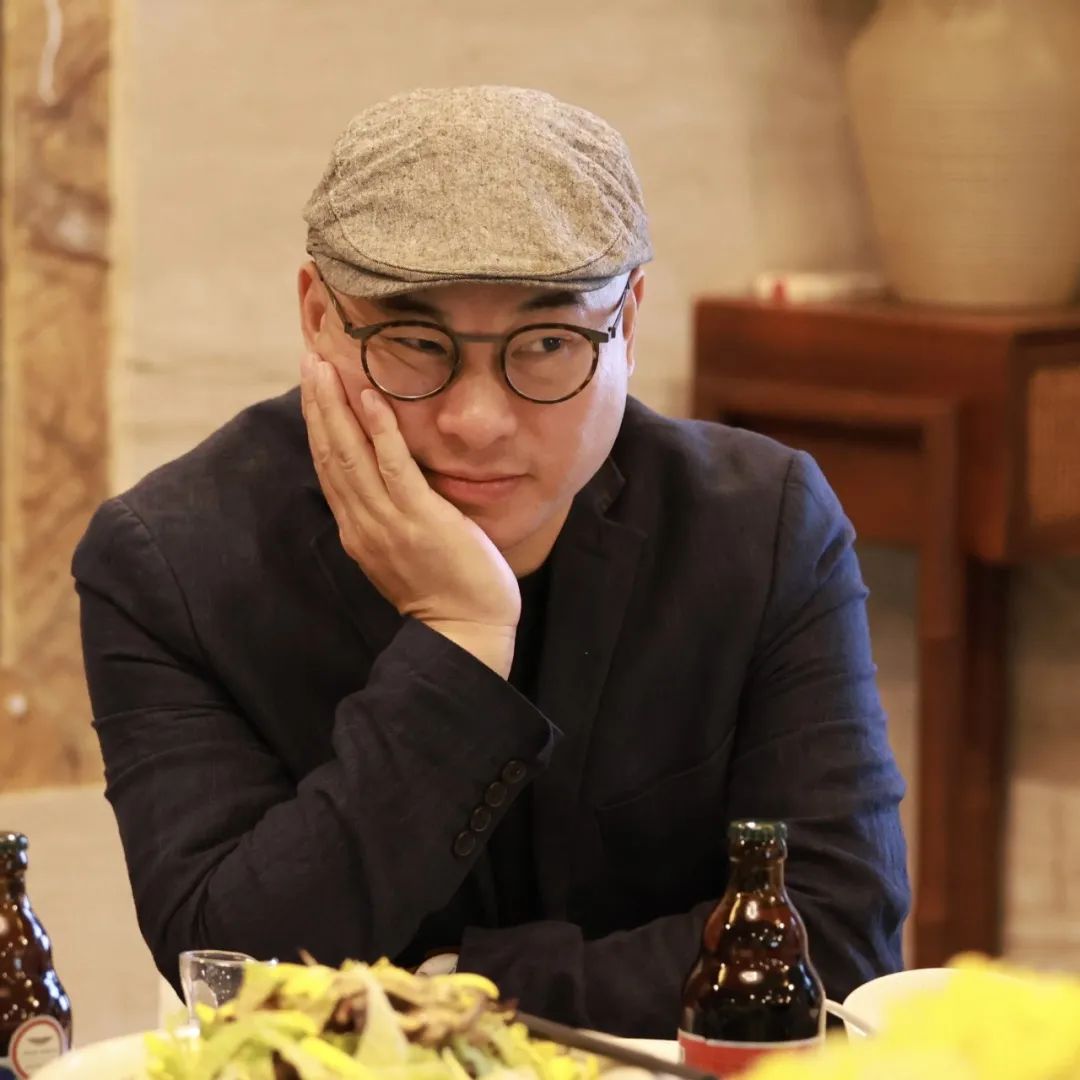 本期嘉宾: 钟二毛,瑶族,湖南人,现居深圳。凤凰彩票会员。在《当代》《民族文学》《凤凰彩票》等文学期刊发表大量作品,并多次被《小说月报》《小说选刊》《中篇小说选刊》转载。出版有长篇小说《小中产》《小浮世》,中短篇小说集《回乡之旅》《旧天堂》等10余部。曾获《小说月报》百花文学奖、《民族文学》年度奖、《青年文学》城市文学排行榜奖等。编剧、导演电影作品《死鬼的微笑》获第60届美国罗切斯特国际电影节电影奖。