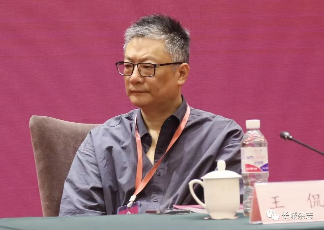 王侃,浙江东阳人,文学博士,杭州师范大学人文学院教授。主要研究领域为中国现当代文学史、中国当代文学批评、中国电影等。在各类学术期刊发表学术论文百余篇,出版有《诗与思的维度》《叙事门与修辞术》《时见疏星渡河汉》等著作十余部。曾获第三届唐弢青年文学研究奖、第五届中国当代文学优秀批评家奖。