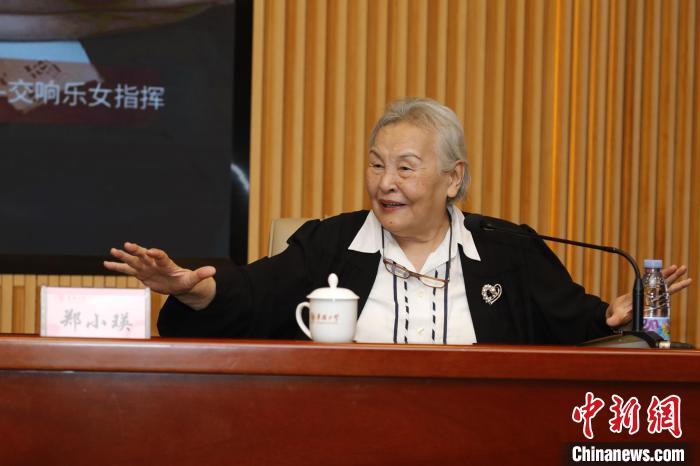 10��18�գ�֣С���߽����ȴ�ѧȪ��У����Ϊѧ���Ǵ���ר�⽲����������Ϸ�г������������ᡣ���� ����