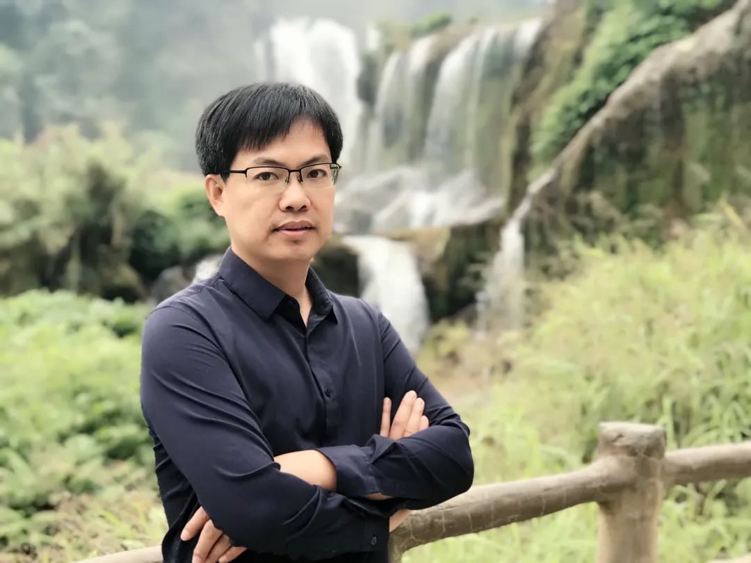 ����ƣ�1980 ��6 �³�������Ϊ����ʦ����ѧ��ѧԺ���ڡ���ʿ����ʦ������ʦ���ִ���ʫ�о����ĸ����Ρ������й��ִ���ѧ�������о�Ա���㶫ʡ��ѧ���۴���ίԱ�ḱ���Ρ�������ѧԺǩԼ���ۼҡ��������ڡ���ѧ���ۡ����й��ִ���ѧ�о��Կ�������Ҫѧ�����Ｐ�������ձ��������ձ�����Ȩ����ֽ�������Ľ���ƪ�����Ķ�α����»���ժ�����˴�ӡ���ϡ���ƽ̨ȫ��ת�ء����ֻ������Ҽ�ʡ�����о���Ŀ����ѳ��桶��ҥ���й���ʫ����������ħ�����������խ�š������۰ڶɡ������¾������������������ʮһ���Ə|������ѧ�о������������������ۡ����й�������ѧ�о����������Ľ��������������ҽ������������Ƚ��