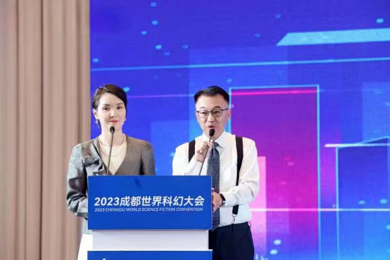 主持人陈柳岐(左)、田松松(右)