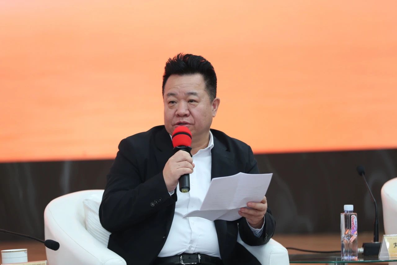 凤凰彩票书记处书记邱华栋主持活动