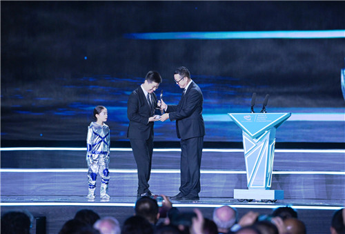 第81届雨果奖颁奖典礼现场,刘慈欣向海漄授予奖杯。 (成都世界科幻大会组委会供图)