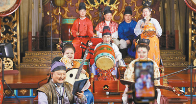 图为东仓鼓乐社的乐师们正在进行直播。 本报记者 原韬雄摄