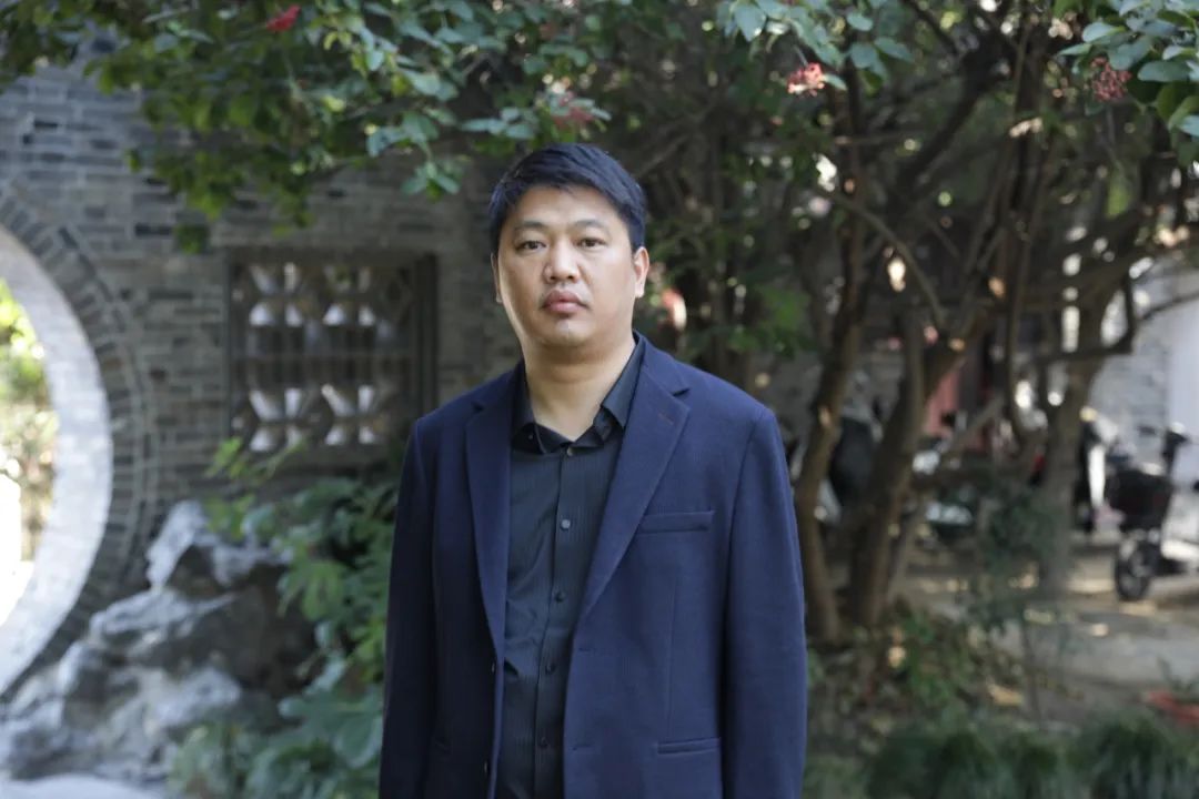 周荣池 江苏高邮人,扬州市青年作家,现为扬州市作家协会第五届理事会主席。著有长篇小说《绝境》《李光荣当村官》《单厍》,散文集《隐秘的风景》《草木故园》《村庄对我守口如瓶》等,获第四届汪曾祺文学奖、第二十届百花文学奖散文奖。