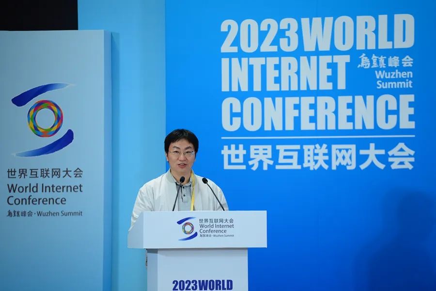 图为网络作家代表爱潜水的乌贼作主旨演讲。(新华网 陈竞超 摄)