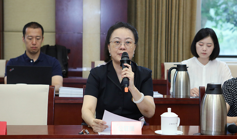 8月11日,公证处公证员宣读公证书