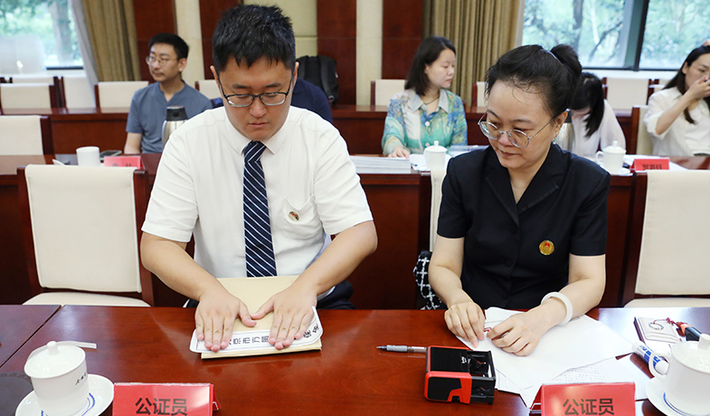 8月11日,公证处公证员封存选票