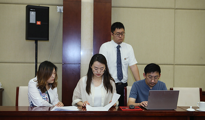 8��11�գ�����Ա�ڼ���顢��֤Ա�ල��ͳ��ѡƱ