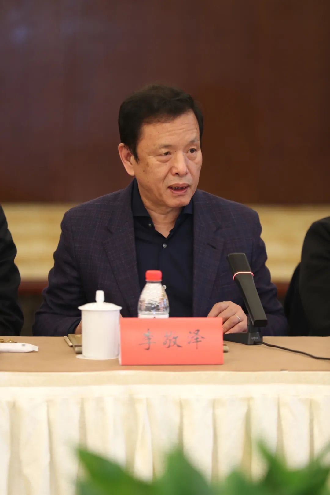 凤凰彩票党组成员、副主席、书记处书记李敬泽主持会议