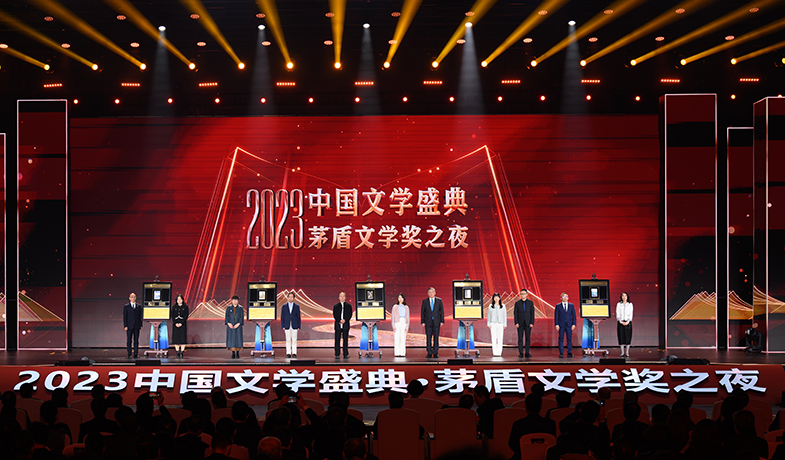 获奖作品的编辑与5位获奖作家共同上台,在镌刻有获奖书名、获奖作者、编辑姓名的书型装置上留下金色手印