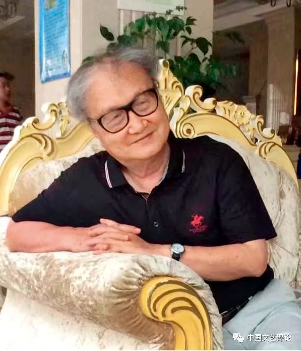 孙绍振简介:1936年生,祖籍福建长乐,1960年毕业于北京大学中文系,先后在北京大学中文系、华侨大学中文系任教,1973年奉调至福建师范大学中文系。1990年至1995年,赴德国、美国、中国香港等多所大学进修、讲学、客座研究。现为福建师范大学文科资深教授、博士生导师,首批全国高校黄大年式教师团队领衔专家。2021年,福建师范大学获批教育部基础学科拔尖学生培养计划2.0基地——“孙绍振中国语言文学拔尖学生培养基地”。 1953年开始发表作品。1981年发表的《新的美学原则在崛起》作为当代新诗发展的重要文献进入中国文学史。出版《文学创作论》《论变异》《美的结构》《文学性讲演录》《名作细读》《文学文本解读学》等学术专著三十余部,散文集《美女危险论》等多部。在《中国社会科学》《文学评论》《文学遗产》《文学理论研究》《语文建设》等国内权威刊物及香港报刊上发表学术论文三百多篇,其他短评、杂文、散文、小说、诗歌数百篇。学术及创作成果多次获得教育部高等学校科学研究优秀成果奖、全国性学会一等奖。曾任中国文艺理论学会副会长、福建省作家协会副主席、义务教育课程标准初中语文教材(北京师范大学出版社版)和海峡两岸合编高中语文教材主编,为国内著名文学评论家、文艺理论家、语文教育专家和幽默演讲家。