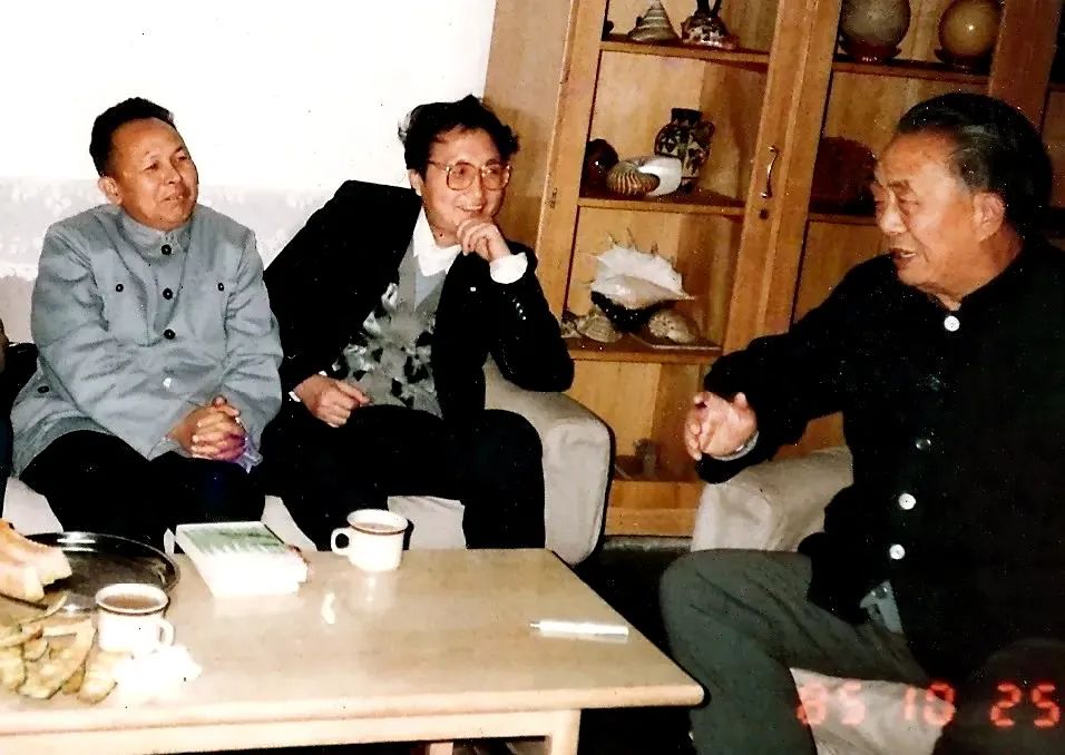 1985年,孙绍振(中间)与谢冕(左一)、艾青(右一)