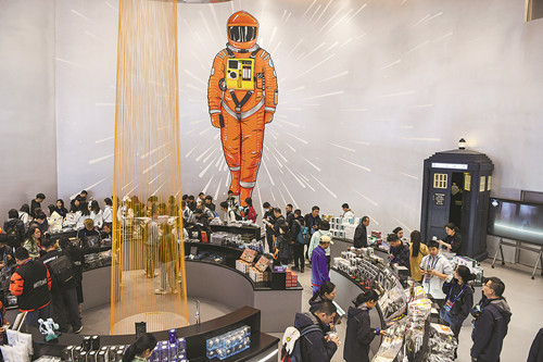在二〇二三成都世界科幻大会主题展览上,观众在挑选科幻IP周边产品。新华社记者 唐文豪 摄