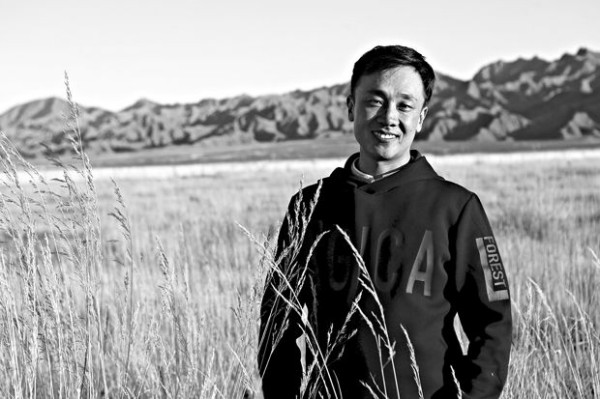 索南才让,蒙古族,1985年出生于青海。在《收获》《十月》《花城》《山花》《民族文学》《作品》《青年作家》等杂志发表作品,主要作品有《荒原上》《巡山队》《找信号》《哈桑的岛屿》。作品曾入选2020《收获》文学排行榜,《小说选刊》《中华文学选刊》《小说月报》等选刊以及《2020青春文学》《2021中国短篇小说20家》《2021中国微型小说年选》《2022中篇小说年选》《收获中篇小说五年选》等多种年度选本。曾获钟山之星文学奖年度佳作奖、华语青年作家奖、青稞文学奖、红豆文学奖、青海省青年文学奖、青海省“德艺双馨”文艺工作者称号、青铜葵花儿童文学奖、陈伯吹国际儿童文学奖等各种奖项。2022年,获得第八届鲁迅文学奖。