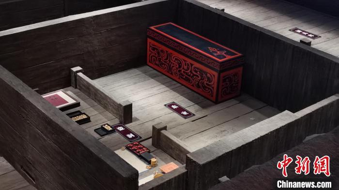 图为图为刘贺主墓墓室内的复原展示场景。刘占昆 摄