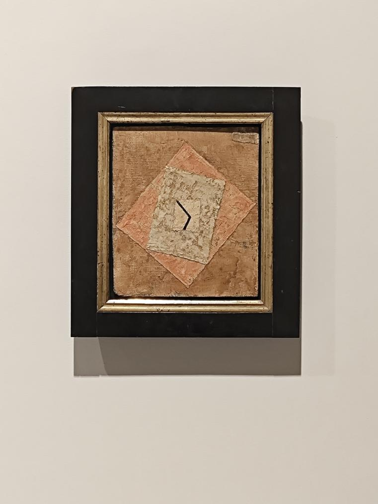 ������Ʒ��ʱ�䡷�����һֻû�б�ʶ���֡����̲������ɡ�ֻʣָ����ӱ���һ��һ����öָ�룬������ء������������������غ��ֽ������õķ���ɴ���ϡ�����Ĺ�ͼ����������¾ɵ��ʸ����˲����ԡ��ӱ����Ƿ�����ʧ���������ʡ���ָ��ָ���ʱ��ͬ���������ɣ����ѡ�ͣ�ڡ�ĳһ�̣��򽫲��ܿ��Ƶ�ָ��η���һ������δ������ʱ�䡷��Ȼ��˵�ſ�������Ķ����Ͷ�δ֪�ĵ��ǣ�����������ֹ���ڴˣ�����ͼ���ѵ��Ǹ�Ϊ��Զ����ʷ���䣬̽���Ŵ�����ʱ��ı��ʡ�