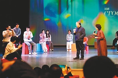 莫言(右二)在创作发布会现场