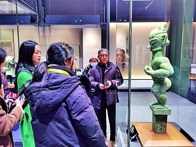 竖披发青铜人像引人瞩目。本报记者 任鹏摄/光明图片