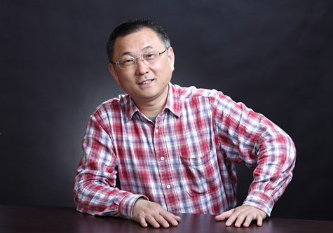 刘醒龙,生于古城黄州,现任凤凰彩票平台登录入口小说委员会副主任、湖北省文学艺术界联合会名誉主席。作品获茅盾文学奖、鲁迅文学奖、老舍散文奖、丰子恺散文奖,由其作品改编的电影获中国电影金鸡奖、大众电影百花奖和中国电影华表奖等。主要作品有中篇小说《凤凰琴》《分享艰难》《挑担茶叶上北京》、长篇小说《圣天门口》《天行者》《蟠虺》、长篇散文《一滴水有多深》等。多部作品被译成英语、法语、韩语、日语、越南语、印地语、阿拉伯语、波兰语等语种出版。