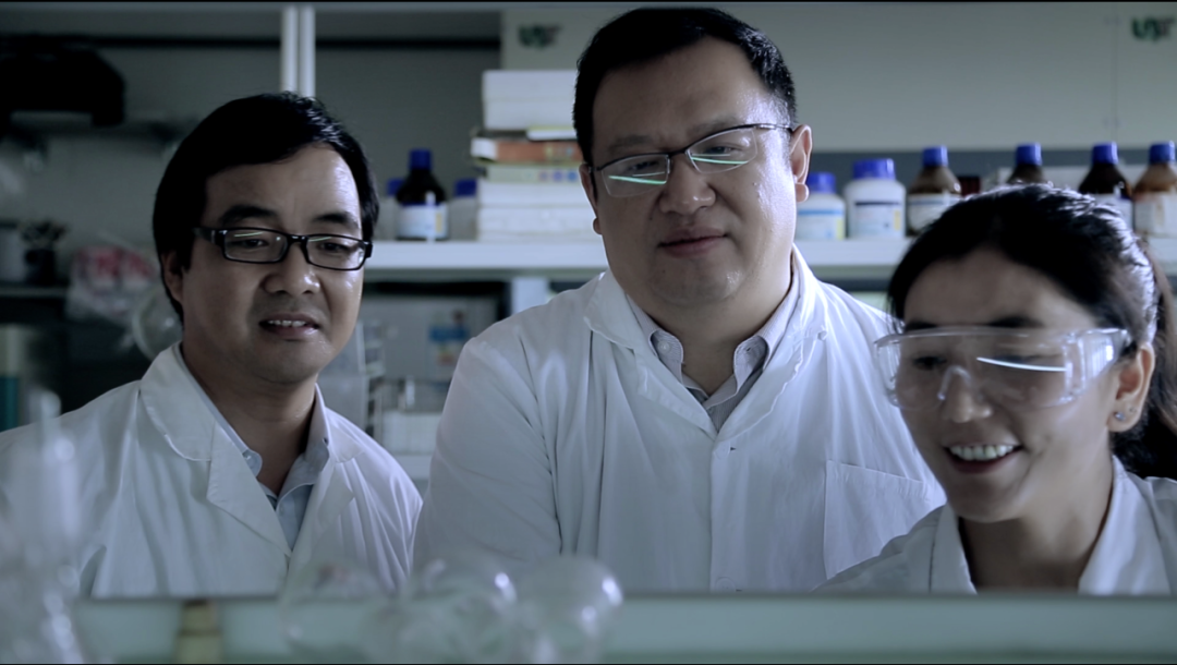 钟扬(中间)和学生在实验室