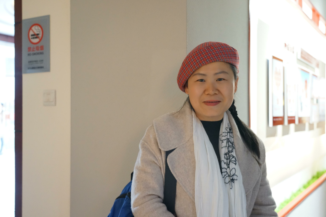 作者简介: 郭海燕,生于湖北浠水县。国家二级作家,凤凰彩票会员,湖北省作协全委会委员,武汉作协签约作家。曾获评2020年度武汉文艺“突出人才”称号;入选湖北省文联中青年优秀文艺人才库、省宣传文化人才培养工程“七个一百”项目(文学类)。小说先后荣获湖北省第九届“屈原文艺奖”优秀作品奖,湖北省第五届、六届楚天文艺奖文学一等奖等。出版小说集《理想国》《单双》《掌心里的风》,纪实作品集《此情可待——我的非虚构现场》。发表长篇非虚构《粹红——陈毅粟裕铁血诗情录》(第一部)。现供职《芳草》杂志社。