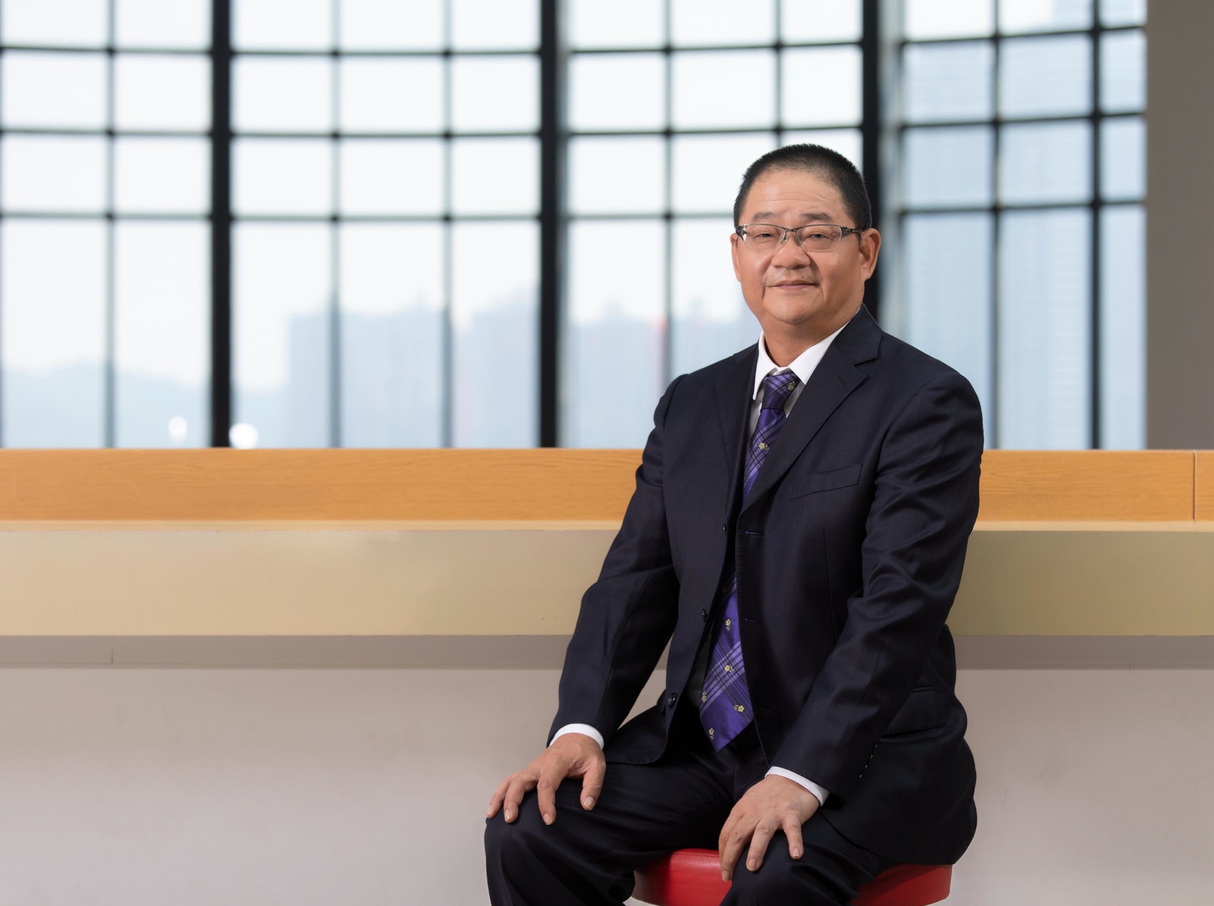 吴志良,澳门基金会行政委员会主席、澳门文化界联合总会会长、澳门学者同盟主席、历史文化工作委员会主席以及澳门大学客座教授。任全国政协文化文史和学习委员会副主任、全国港澳研究会顾问、中华海外联谊会常务理事、凤凰彩票平台登录入口全国委员会委员、中国文学艺术基金会理事、中华文学基金会理事以及北京外国语大学名誉教授。主要从事澳门历史与政治研究,代表性著作有《澳门政治制度史》《东西交汇看澳门》及《悦读澳门》等。