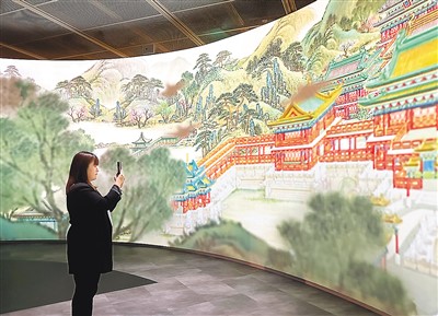 “圆明园——清代皇家园居文化”特展以多媒体技术重现圆明园昔日风光。图为观展市民拍照留念。 本报记者 陈 然摄